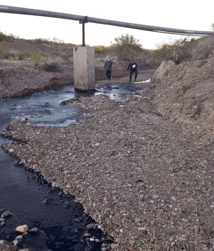 Investigan un derrame de petróleo de YPF en El Carrizal