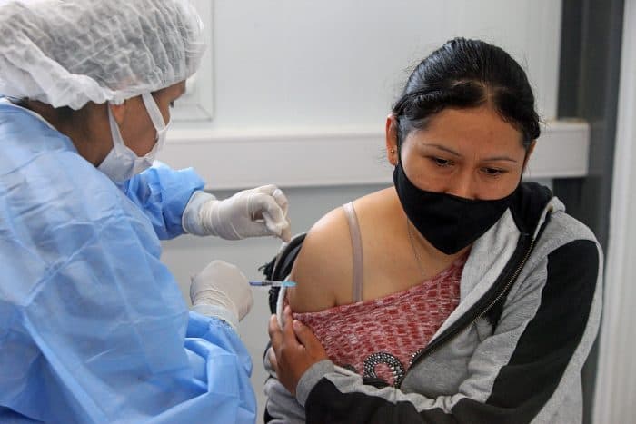 En Luján se colocan las vacunas del refuerzo a mayores de 18 años
