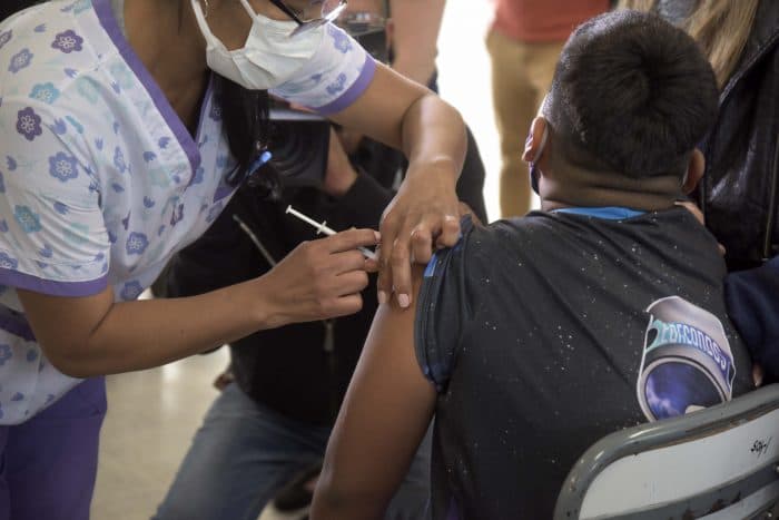 Iniciaron la vacunación ante el COVID 19 en las escuelas para prevenir contagios en abril