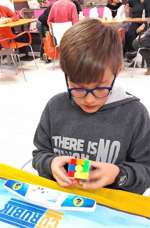 Un club reúne a los fans del Cubo Rubik en Mendoza