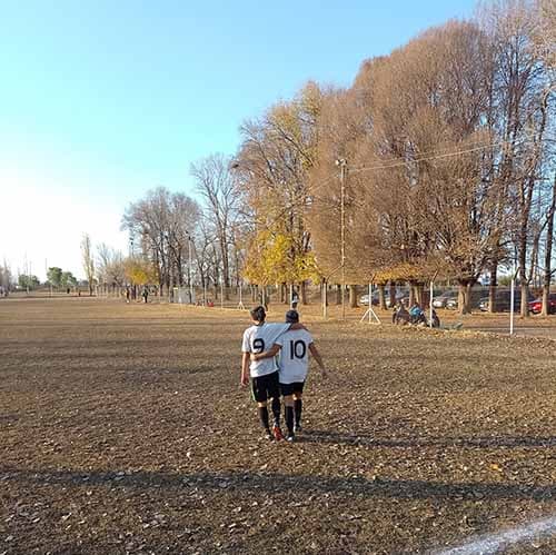 Un club de Luján busca botines, pelotas y conos para que los niños entrenen