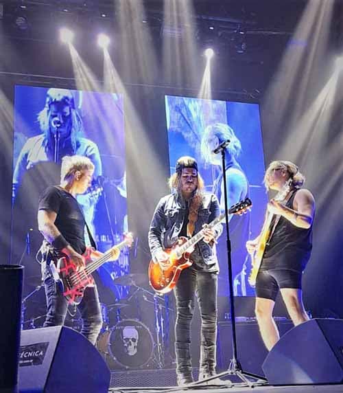 Airbag rockeó en Mendoza e infló un Frankenstein en el escenario