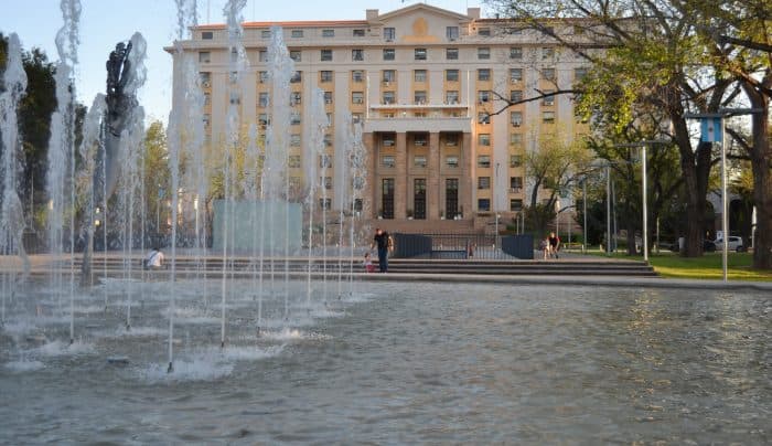 Cuales oficinas adhieren al asueto del Día del Empleado Público el martes 27