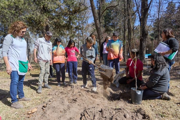 Alfombra verde en Cipolletti por la Semana de la Forestación