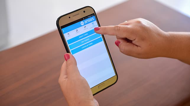 Hasta el 31 de marzo se puede presentar la libreta AUH únicamente de forma digital, según estableció ANSES. Se puede hacer por celular o computadora. Conocé más.