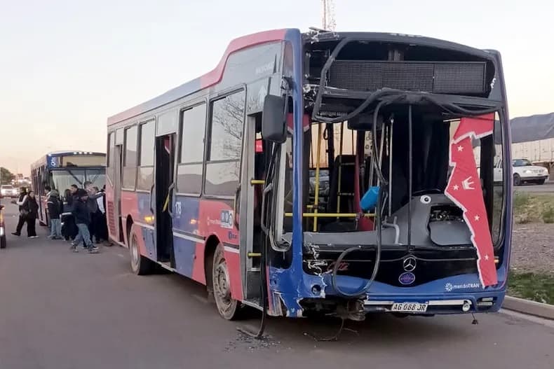 Un chofer se durmió y provocó un accidente en el Acceso Sur .