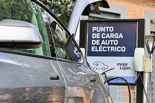 Habilitaron un punto de carga para autos eléctricos en Luján.