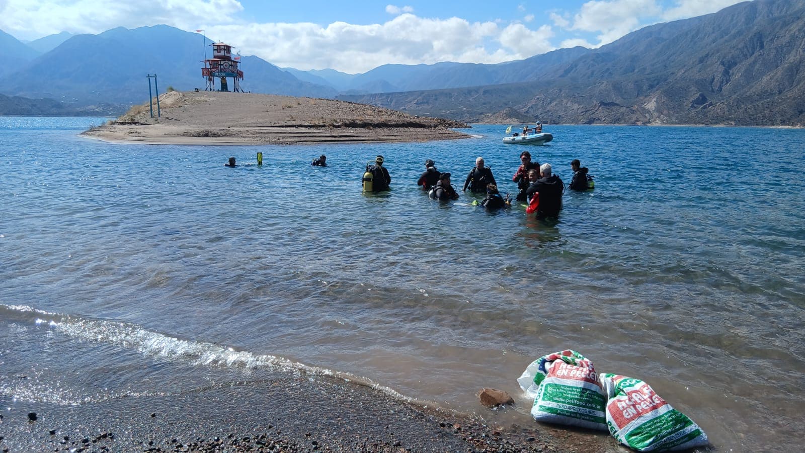 Limpiaron el fondo del Dique Potrerillos y esto apareció