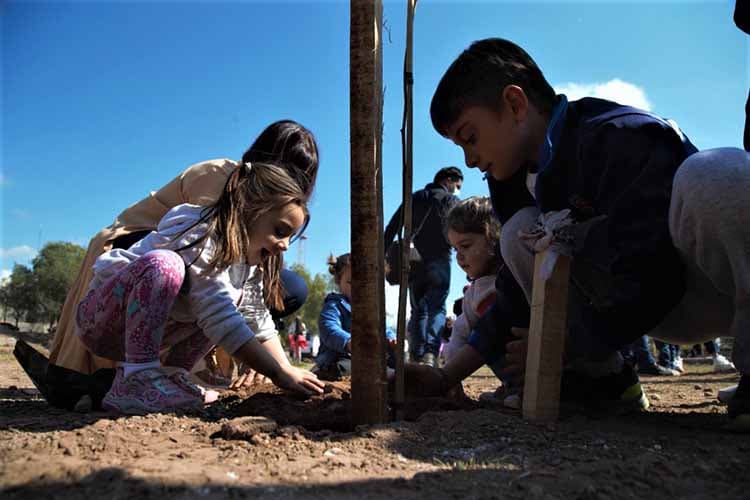 Lujaninos plantaron árboles en el nuevo parque Ferri